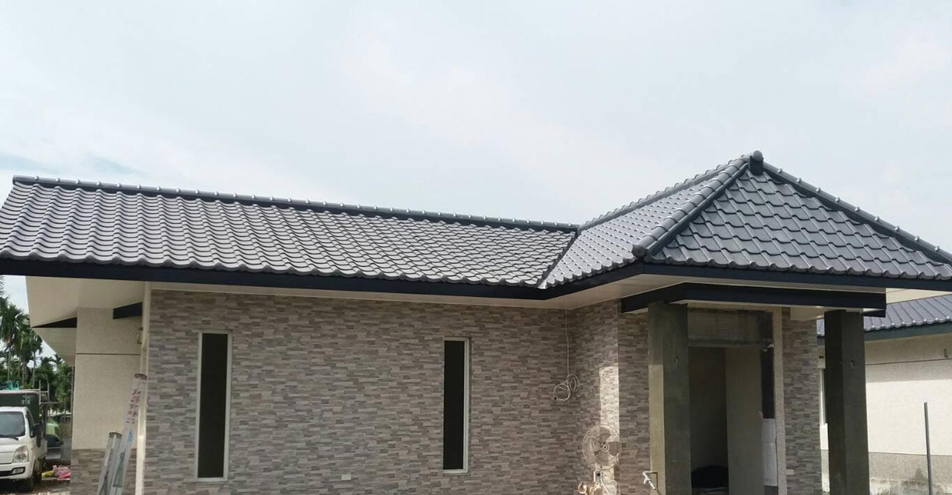 現代住宅屋瓦工程實績 - 銀麟色屋瓦展現傳統與現代美學
