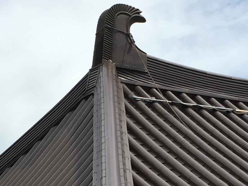 本葺瓦細節 - 職人手作感與精密測量並重的瓦片配置